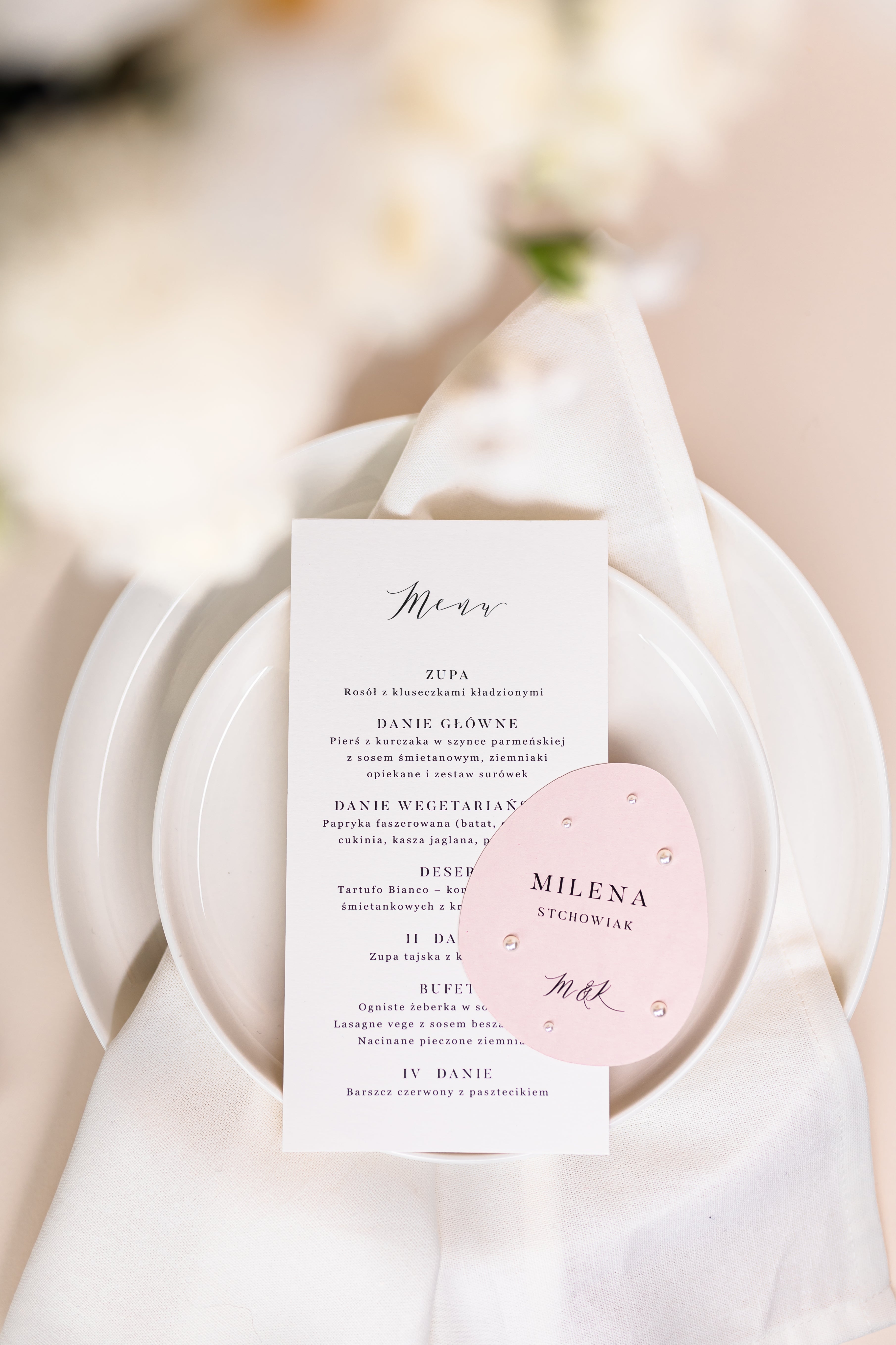 Białe menu ślubne z różową winietką z perełkami z kolekcji Pearly