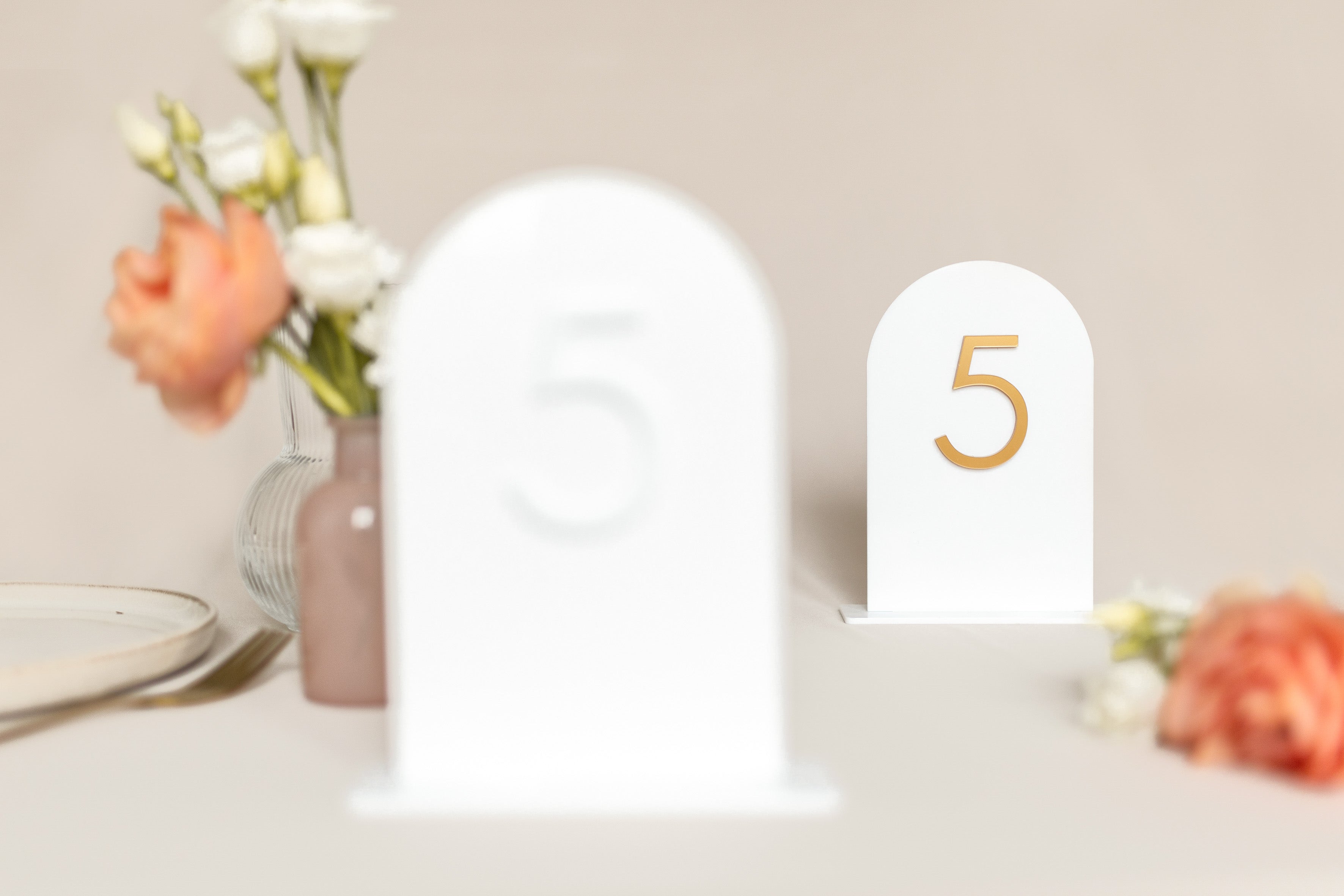Minimalistyczne numery stołów na wesele z kolekcji Aria