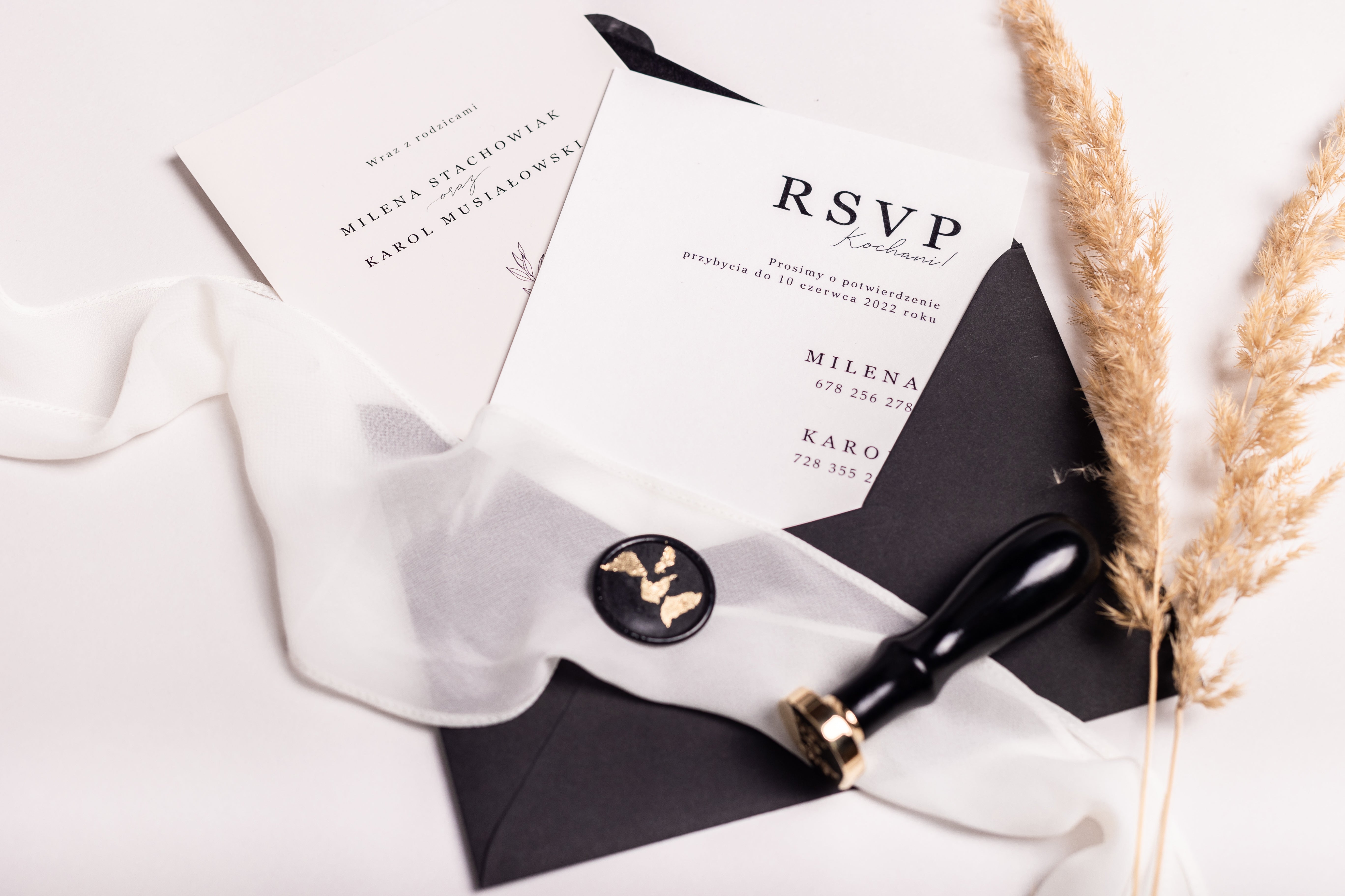 Eleganckie zaproszenia ślubne z czarną kopertą z kolekcji Olive Minimal