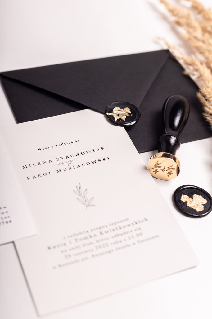 Klasyczne zaproszenia ślubne z czarną kopertą z kolekcji Olive Minimal