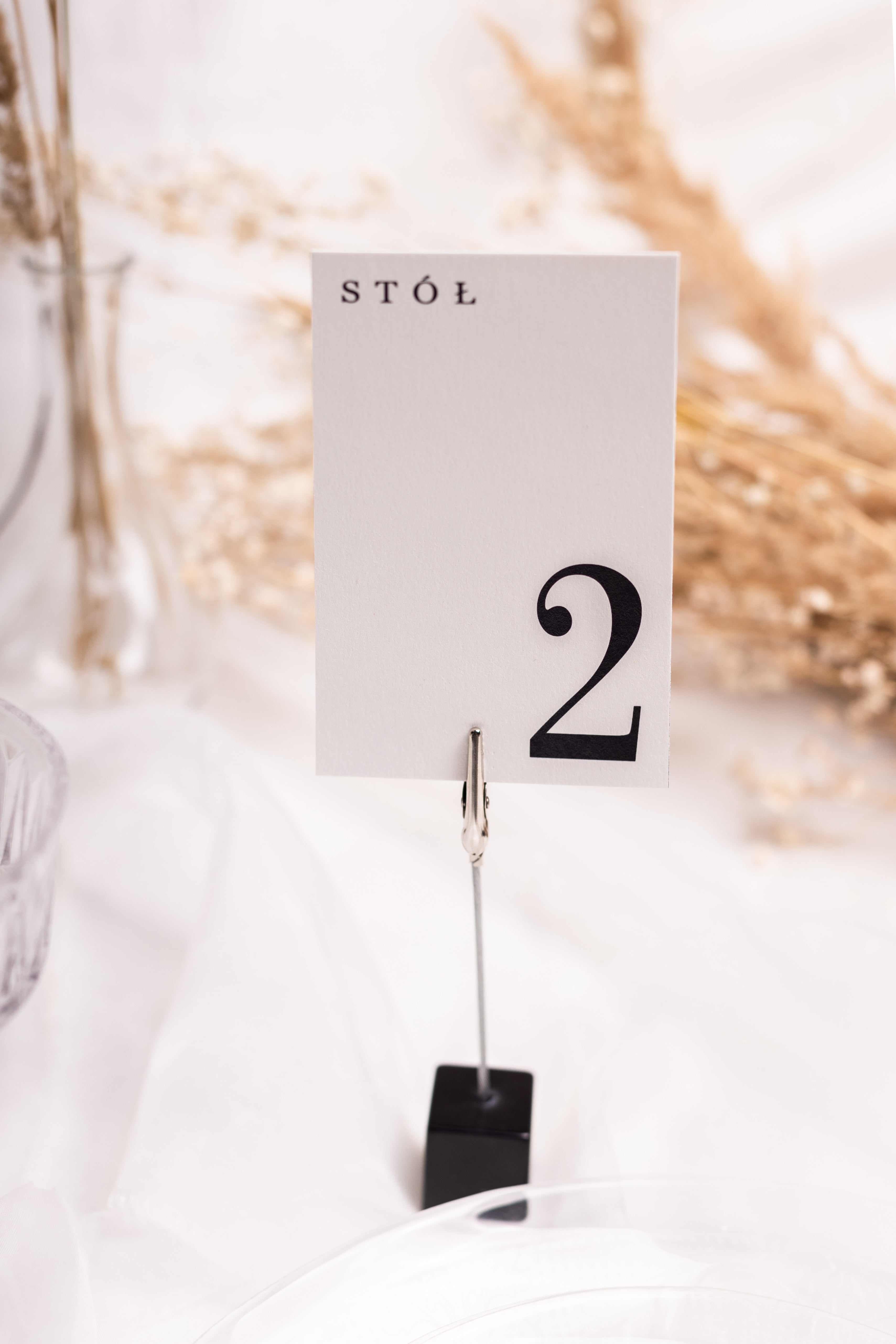 Minimalistyczny numer stołu na wesele z kolekcji Olive Minimal