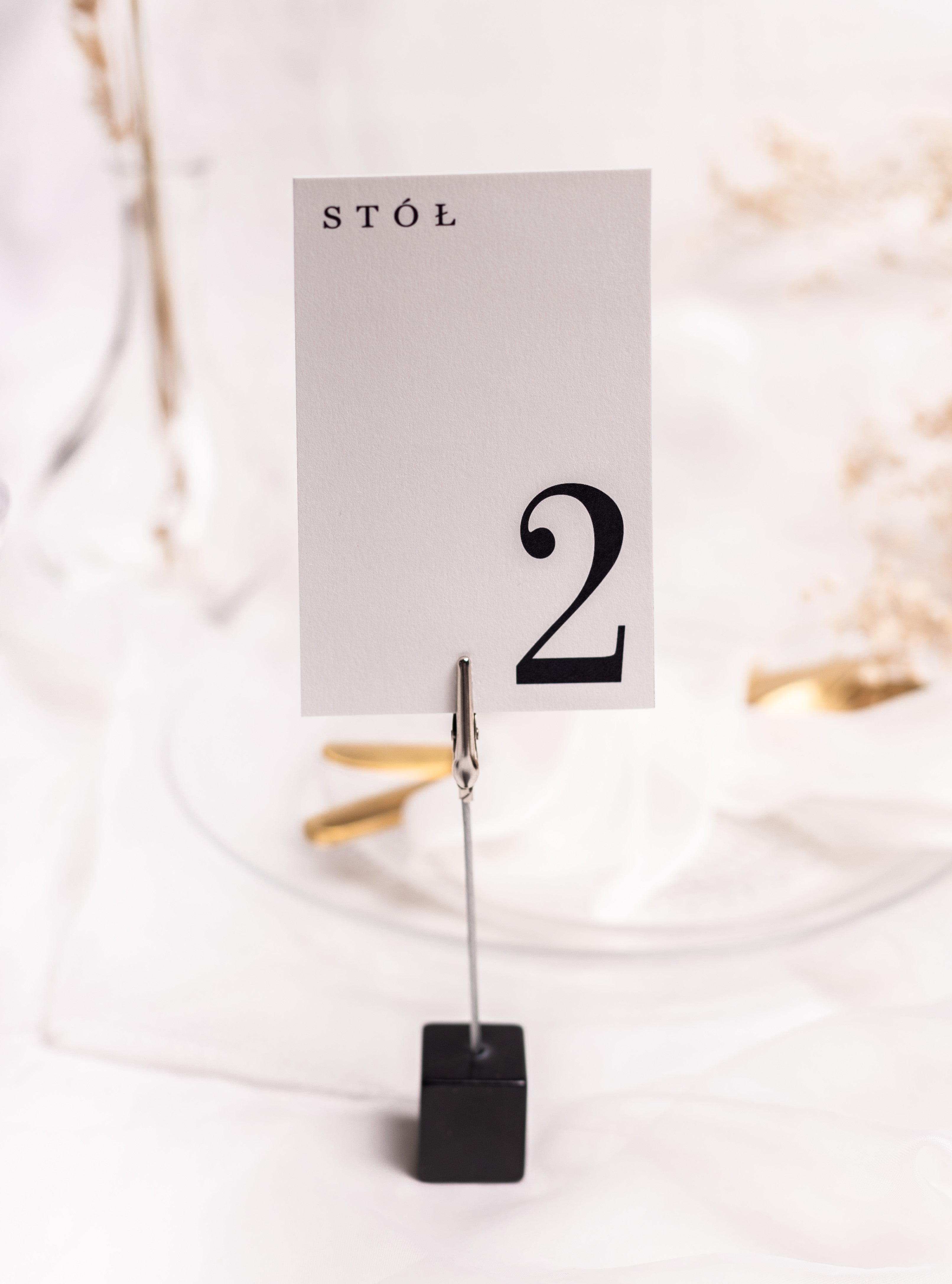 Nowoczesny numer stołu na wesele z kolekcji Olive Minimal